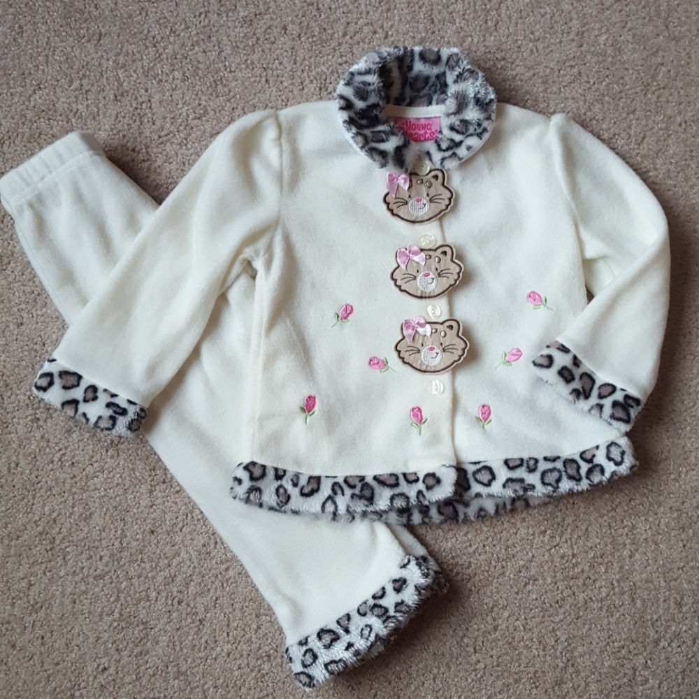 ⭐️2/$20 Young Hearts Kitty Cat Fleece Outfit